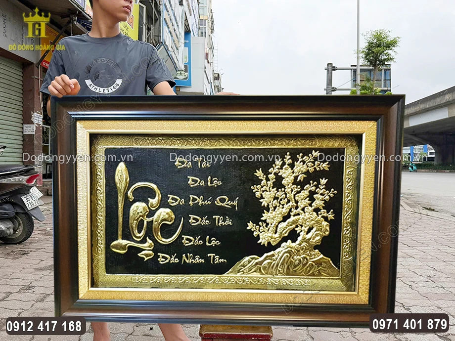 Chữ được chạm th&uacute;c nổi theo lối thư ph&aacute;p